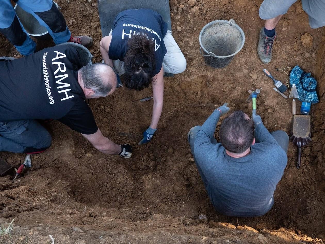 Trabajos de exhumación de los restos