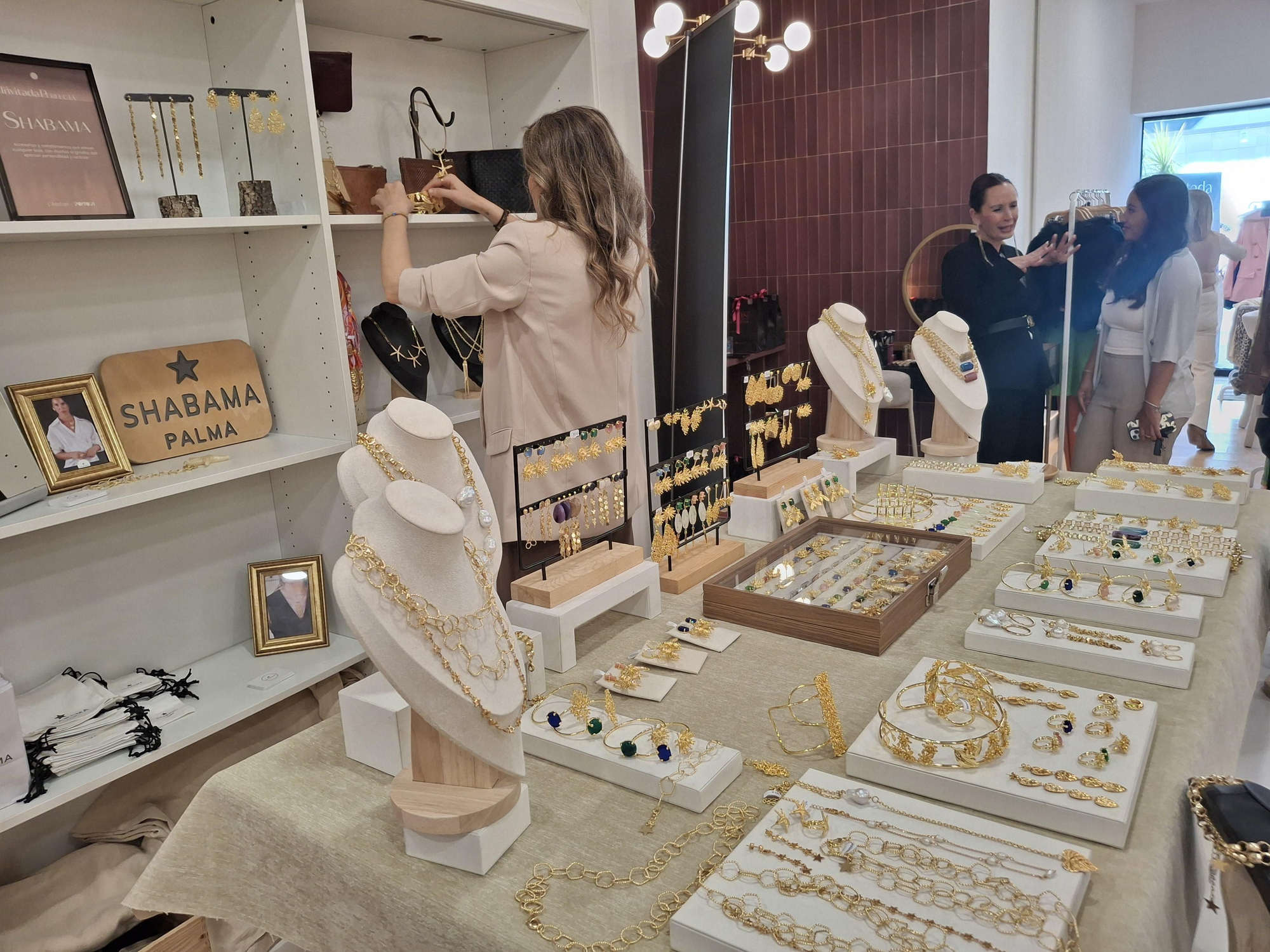 Expositor de accesorios de Shabama en L'Atelier de PortoPi.