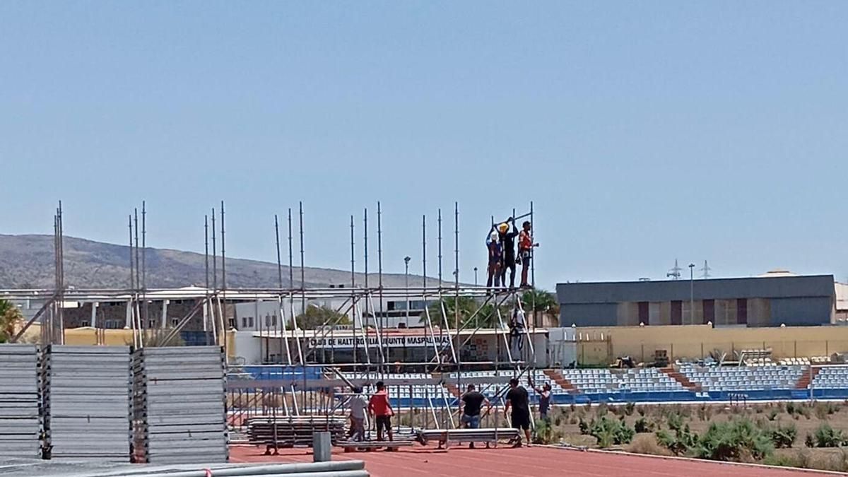 Trabajadores, instalando los medios técnicos para la celebración del concierto dentro del estadio.