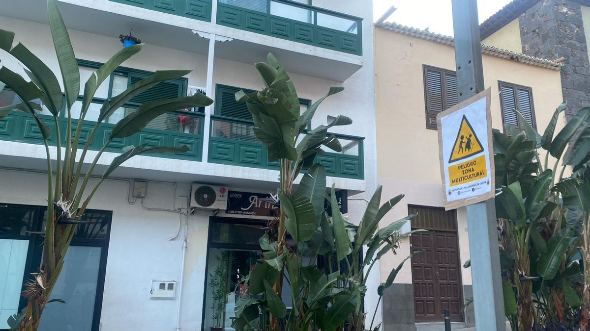 El cartel, delante de un centro de menores migrantes en Tenerife