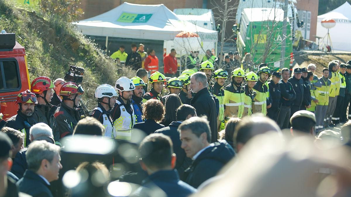 Los Reyes Felipe VI y Letizia visitan la 'zona 0' del accidente de trenes en Adamuz