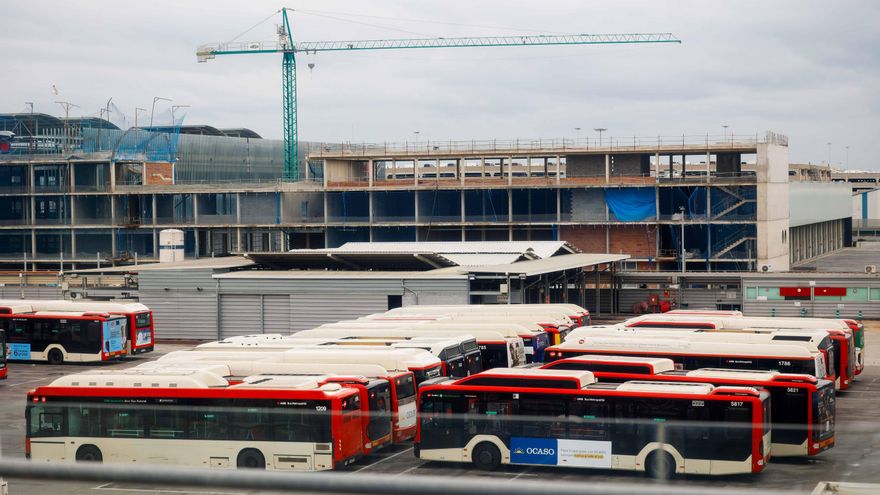 Una oferta temeraria y seis años de retrasos: el desastre de la supercochera de buses de Barcelona