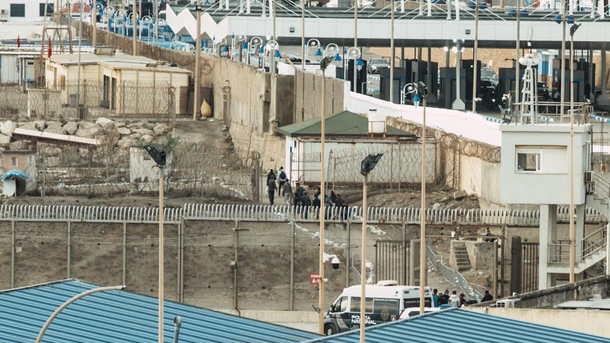 Decenas de migrantes desalojados a la fuerza de sus chabolas en Ceuta son retornados "voluntariamente" a Marruecos tras una reunión con policías en la frontera