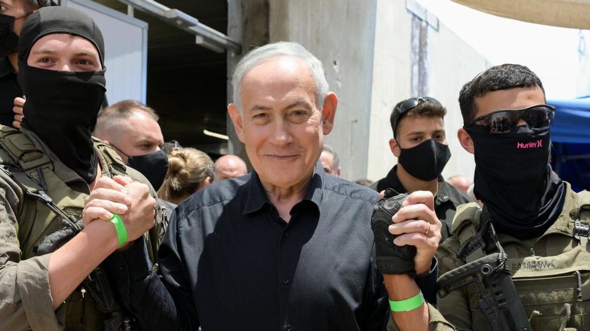 - El primer ministro israelí, Benjamín Netanyahu (c), durante una visita a las tropas del norte. El mandatario se enorgulleció de que las tropas israelíes hayan penetrado territorio libanés más allá del río Litani (a unos 25-30 kilómetros de la divisoria con Israel), así como de sus ataques aéreos contra Beirut y en el valle de la Bekaa. EFE/GPO -SÓLO USO EDITORIAL/SOLO USO PERMITIDO PARA ILUSTRAR LA NOTICIA QUE APARECE EN EL PIE DE FOTO (CRÉDITO OBLIGATORIO)-