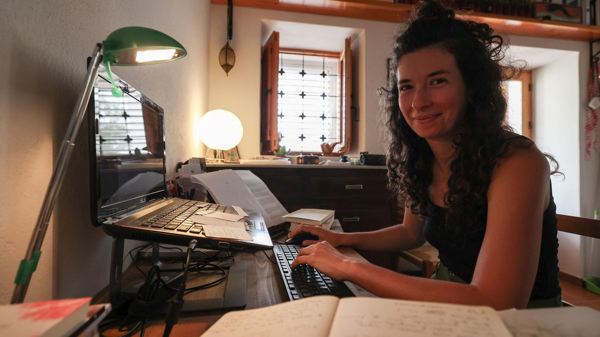 Jèssica, autora de dos poemarios, en el estudio de su casa.