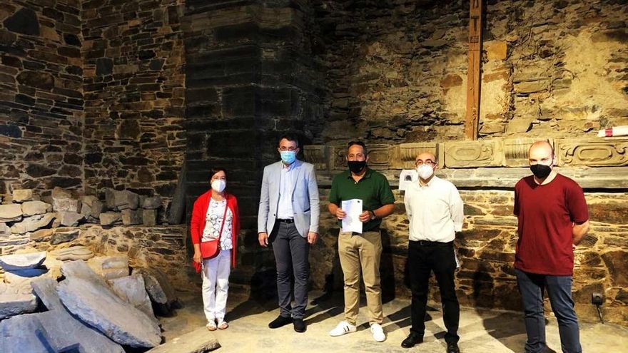 Juan Martínez Majo visitando el retablo de cantería de la Ermita de San José en Requejo de Cepeda.