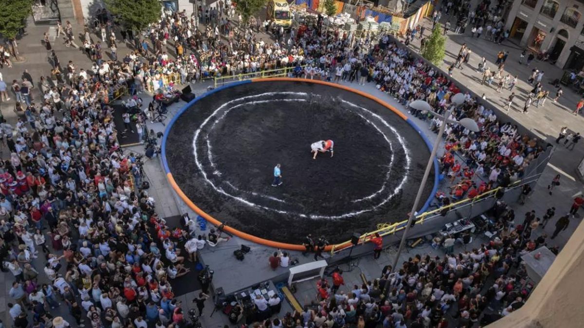 El terrero de lucha canaria montado en Madrid por el Gobierno canario con la arena del volcán de La Palma.