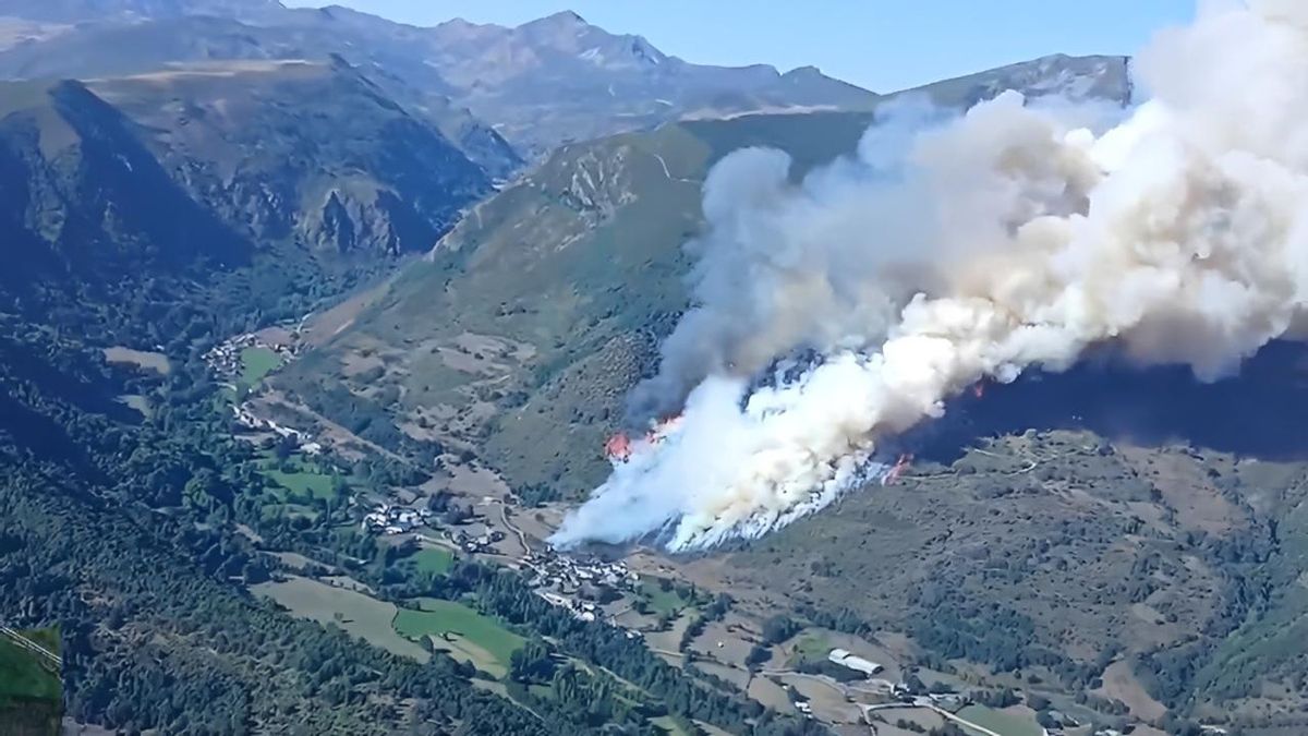 Declaran nivel alto de peligro y confinan a todos los vecinos de Sosas de Laciana tras un peligroso incendio cercano al pueblo