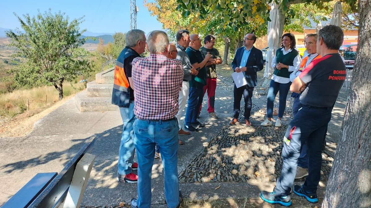 El alcalde de Ponferrada, Marco Morala, visitando la junta vecinal de Lombillo a propósito de los incendios.