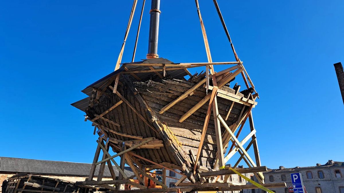 Levantando los restos del barco encontrado.