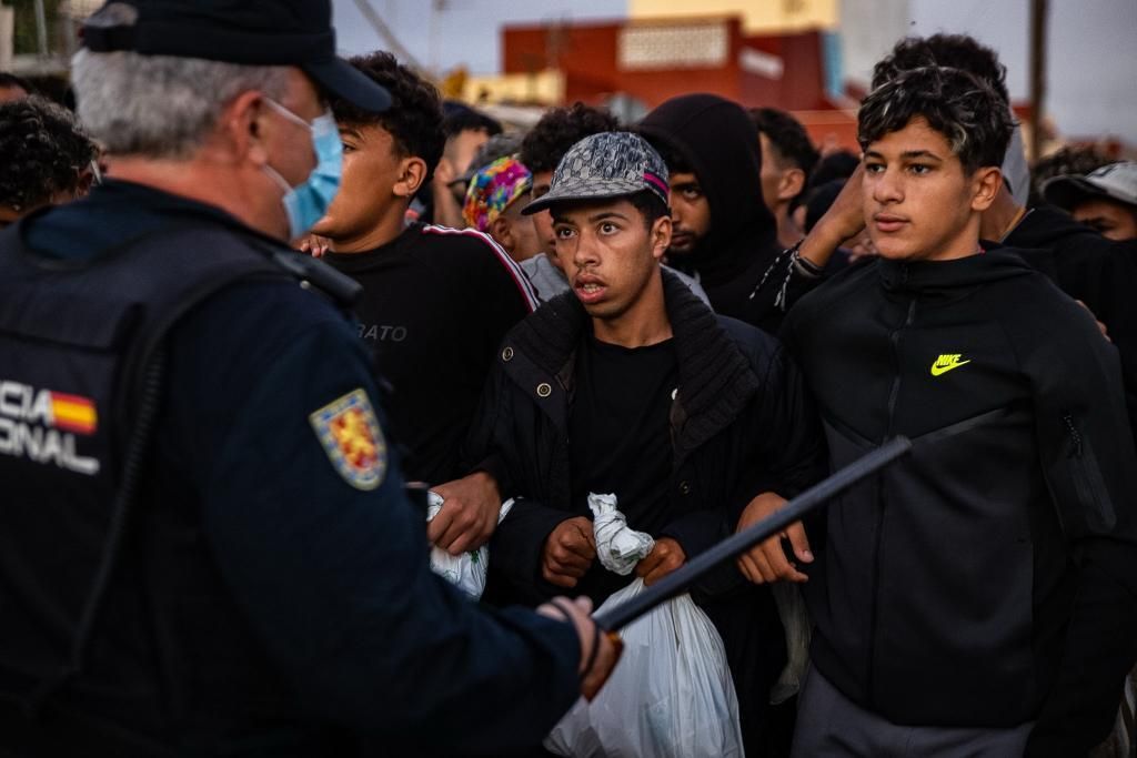 Traslado de cientos de migrantes a un nuevo centro temporal de acogida en Ceuta