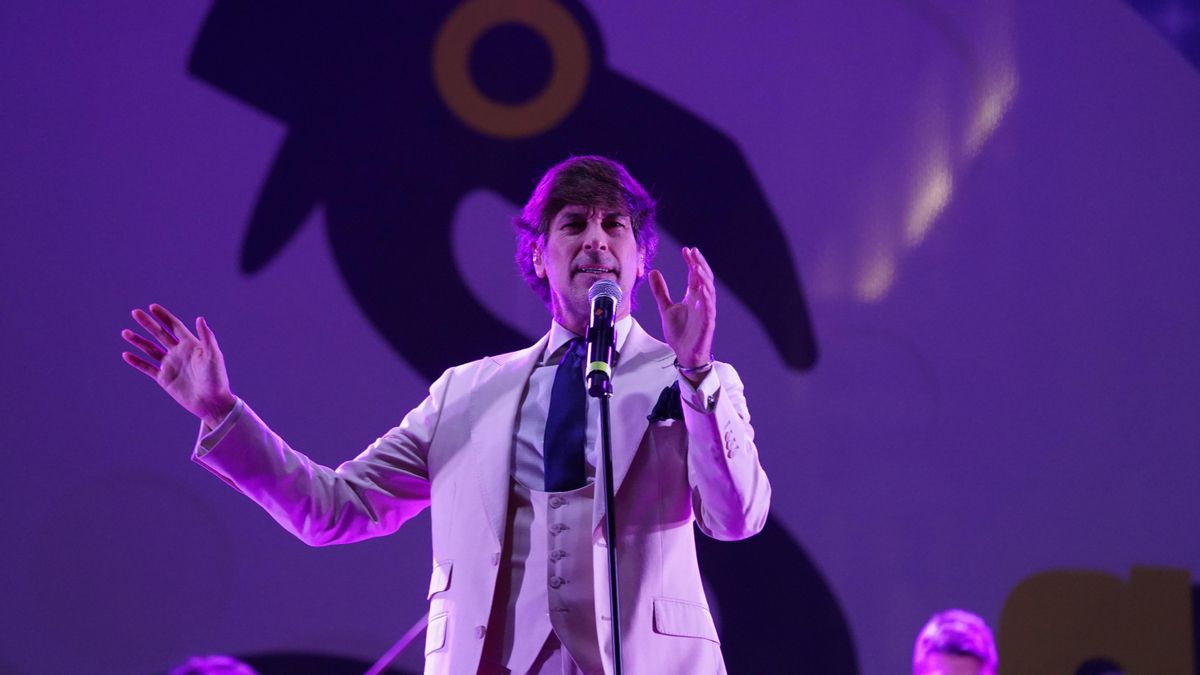 Manuel Lombo abrió la 17ª edición de La Noche Blanca en una abarrotada plaza de Las Tendillas