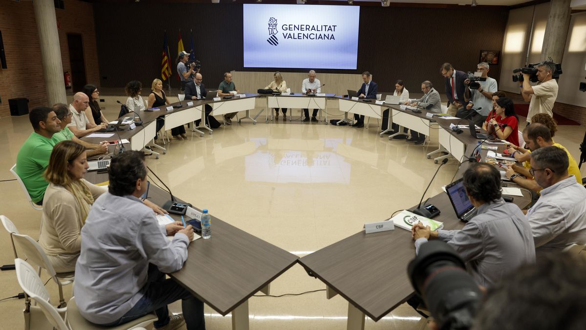 Un instante  de la séptima reunión entre la Conselleria de Educación y los sindicatos de docentes para buscar una solución que permita desconvocar la huelga indefinida del profesorado de la enseñanza pública no universitaria de la Comunitat Valenciana,