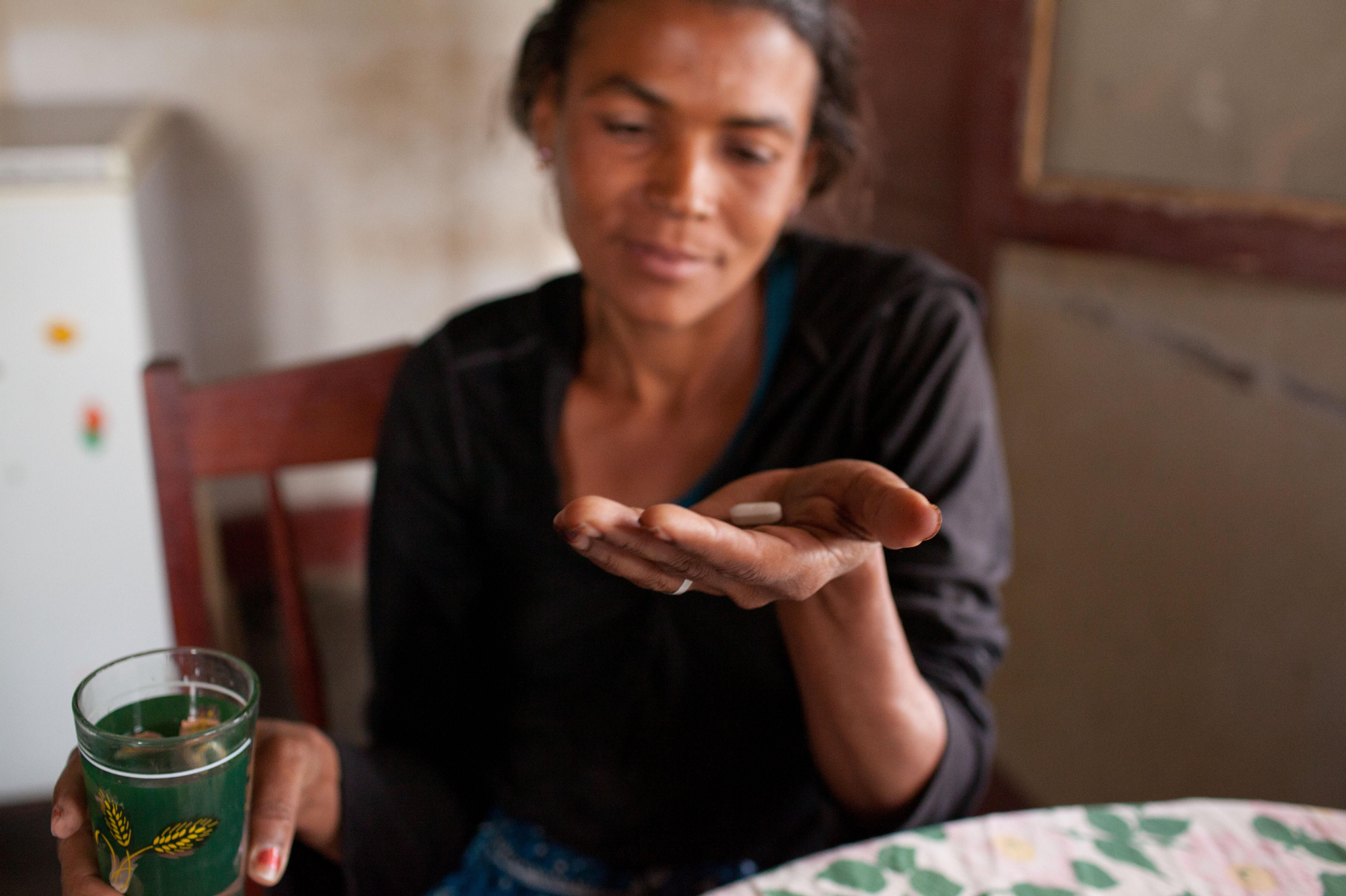 “El día que supe que era VIH-positiva volví llorando del hospital, no sabía qué hacer. Fue mi hermana la que me animó a seguir las indicaciones del médico. Ahora tomo mis pastillas dos veces al día, a las siete de la mañana y a las siete de la tarde”, explica Carmen. Fotografía: Brendan Bannon