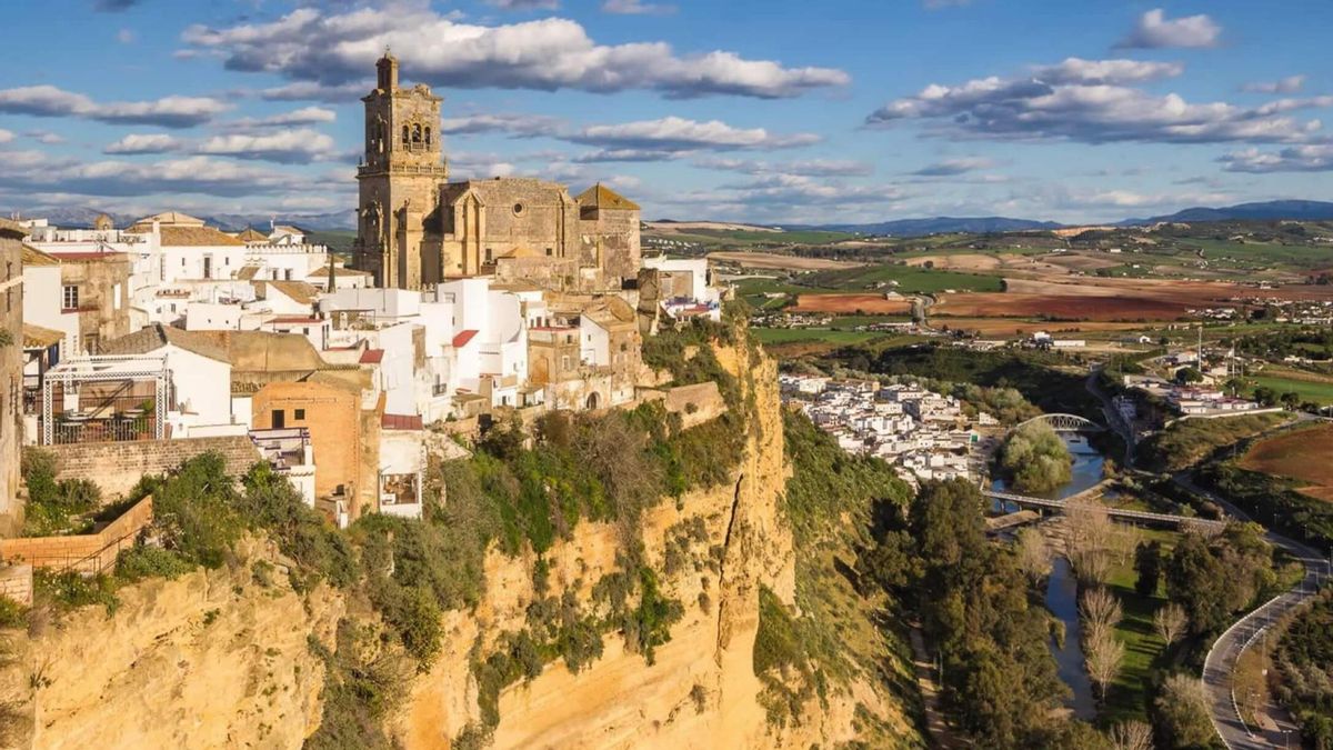 Arcos de la Frontera sobre el río Guadalete.