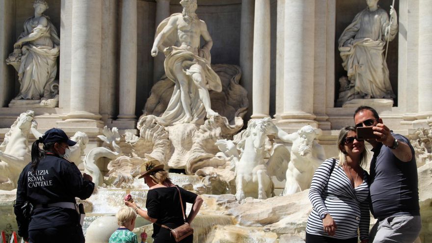 Los monumentos italianos, vacíos durante meses, vuelven a llenarse poco a poco de turistas gracias a la reducción de las restricciones y la mejora de los datos epidemiológicos. En la imagen, varios turistas visitan la Fontana de Trevi, en Roma. EFE/Mercedes Ortuño Lizarrán