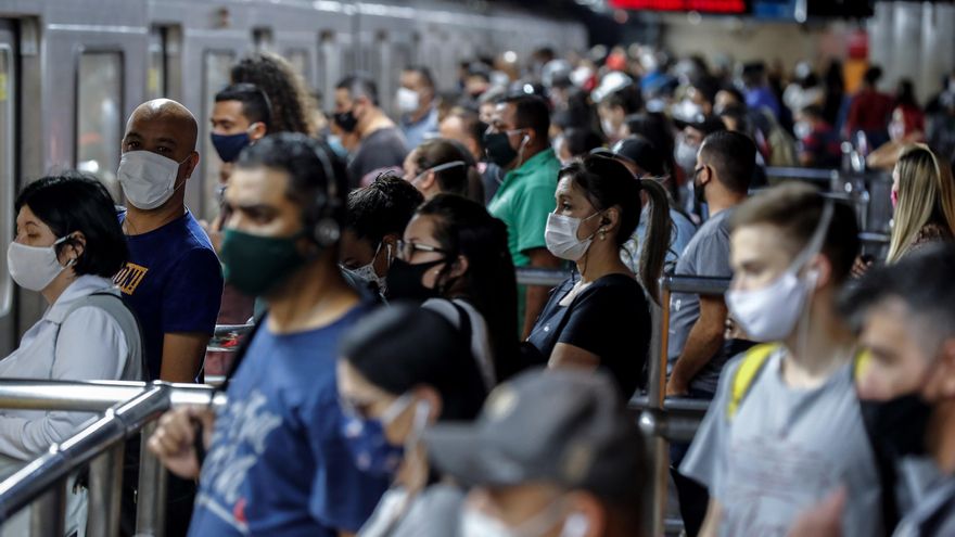 De acuerdo con la Confederación Nacional del Comercio de Bienes, Servicios y Turismo (CNC), el desempleo y una inflación cada vez más alta en el país llevaron a que el endeudamiento de los brasileños creciera consecutivamente cada mes durante este año. EFE/Sebastião Moreira/Archivo