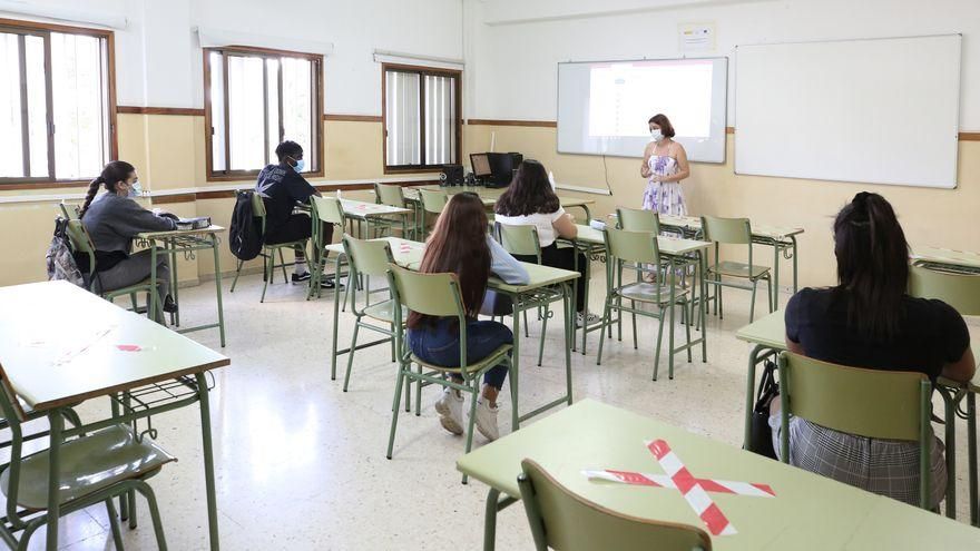 El Ministerio de Sanidad recomienda en un nuevo documento la ventilación cruzada y permanente en las aulas contra la COVID-19