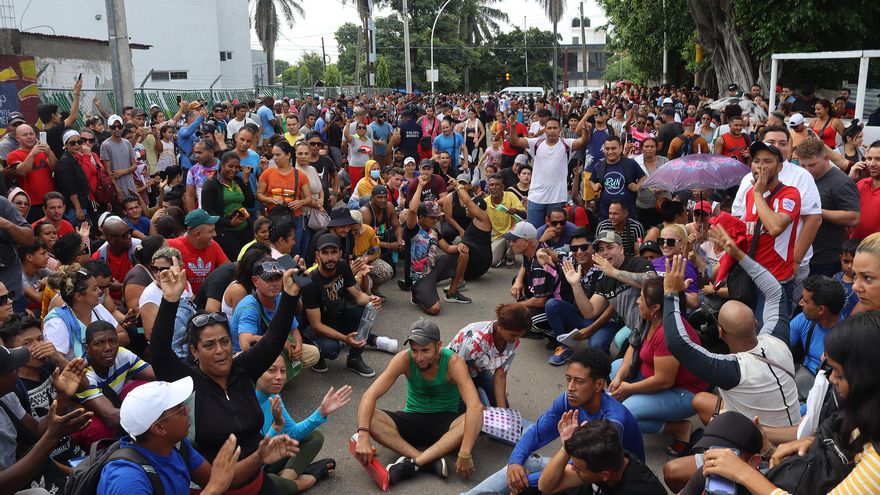 Miles de migrantes de Cuba y Centroamérica protestan en la frontera sur de México