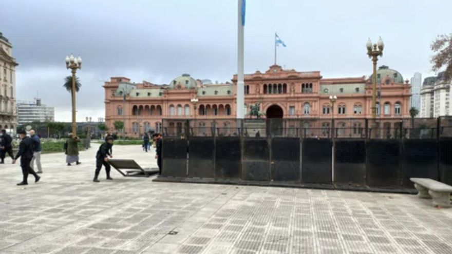 Despliegan un megavallado en Plaza de Mayo a la espera de la movilización por los detenidos
