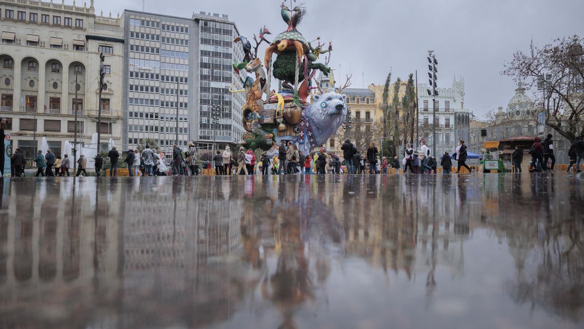 Vista general de la falla municipal en la plaza del Ayuntamiento de València. EFE/ Biel Aliño