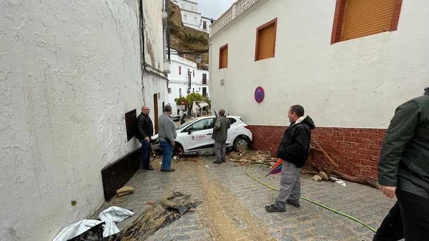 Un coche cruzado en una calle de Setenil tras ser arrastrado por la riada.