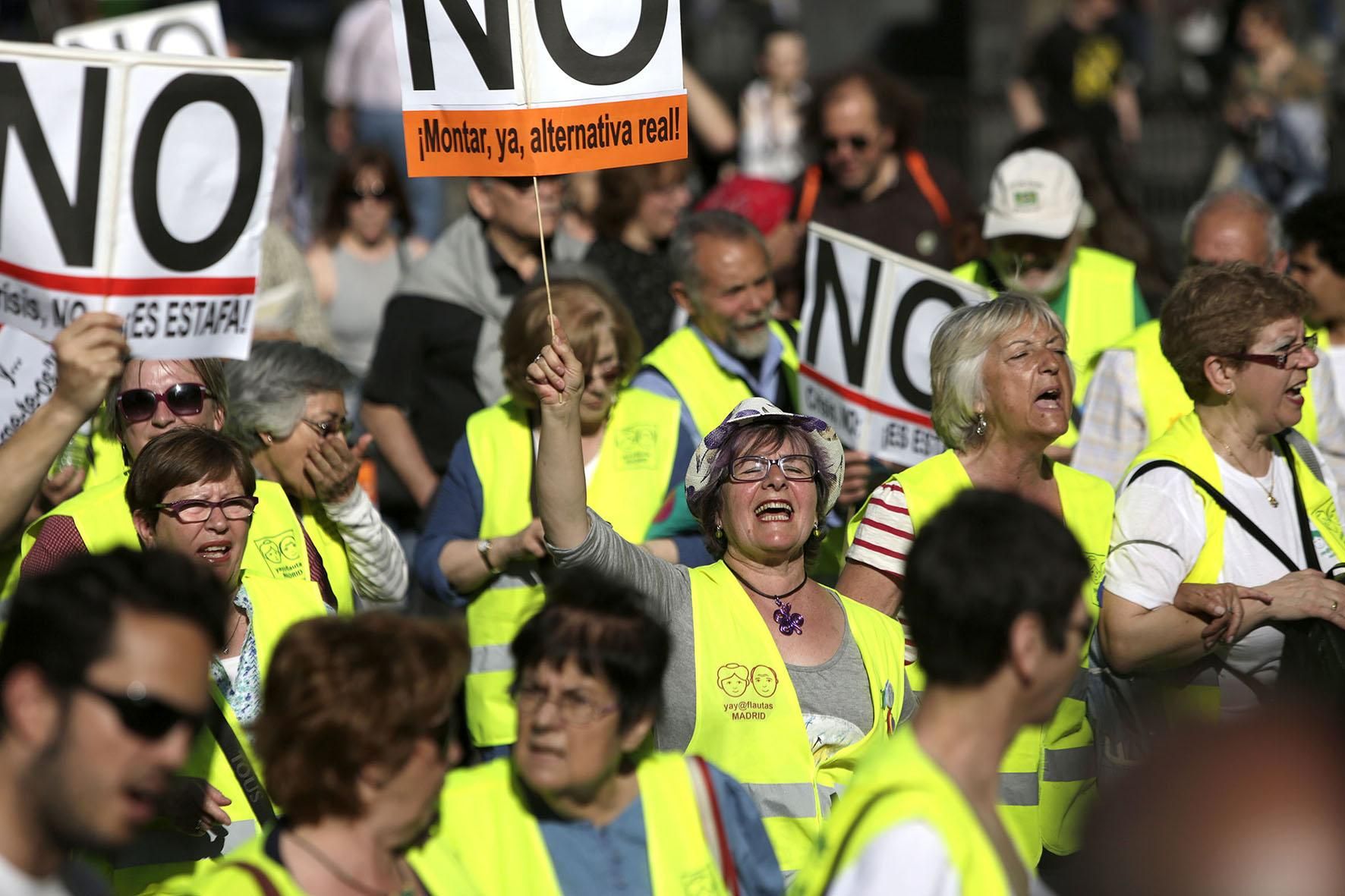 Los 'yayoflautas' durante la manifestación del segundo aniversario del 15M./ Fotografía:  Olmo calvo.
