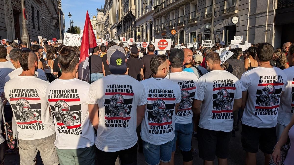 Bomberos en la manifestación por la vivienda el 26 de septiembre de 2026