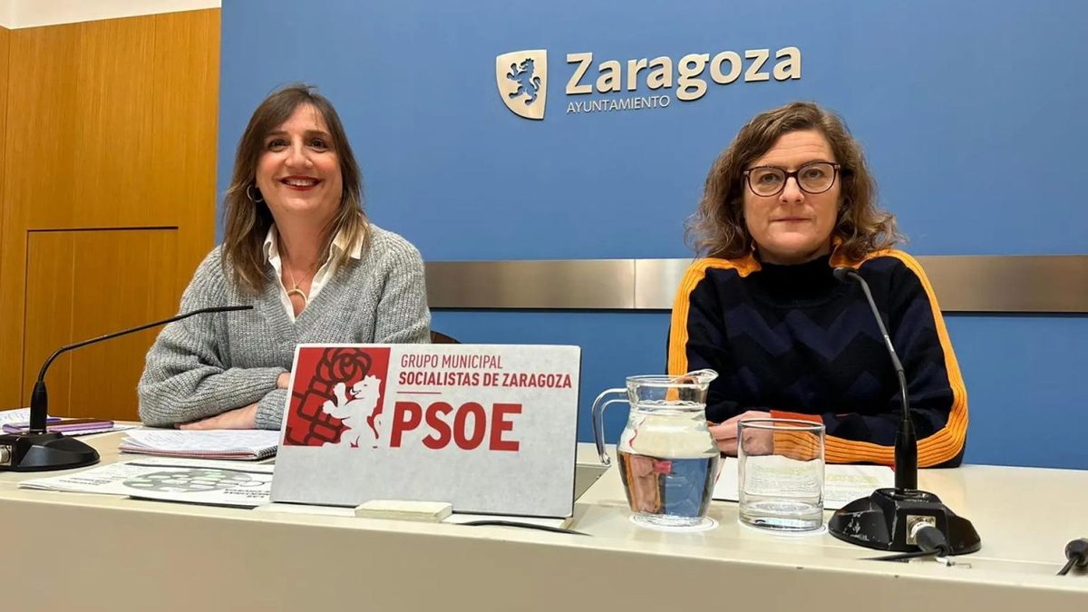 La portavoz socialista, Lola Ranera, junto a la edil Marta Aparicio en una rueda de prensa.