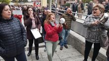La irrupción de unos manifestantes en pleno de Puertollano obliga a la alcaldesa a suspenderlo y Cs lo abandona después