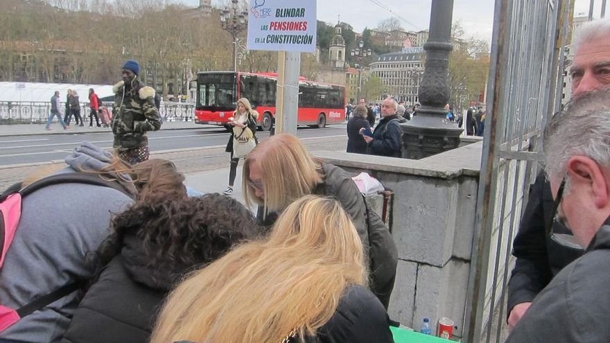 Pensionistas recogen firmas en ciudades de Euskadi por el blindaje constitucional de pensiones y contra su privatización