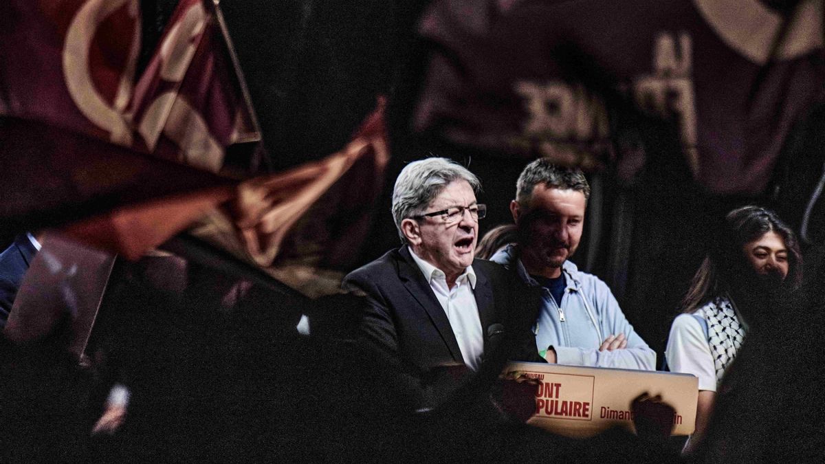 Jean-Luc Mélenchon da un discurso en un mitin del Nuevo Frente Popular en la plaza de la República de París.