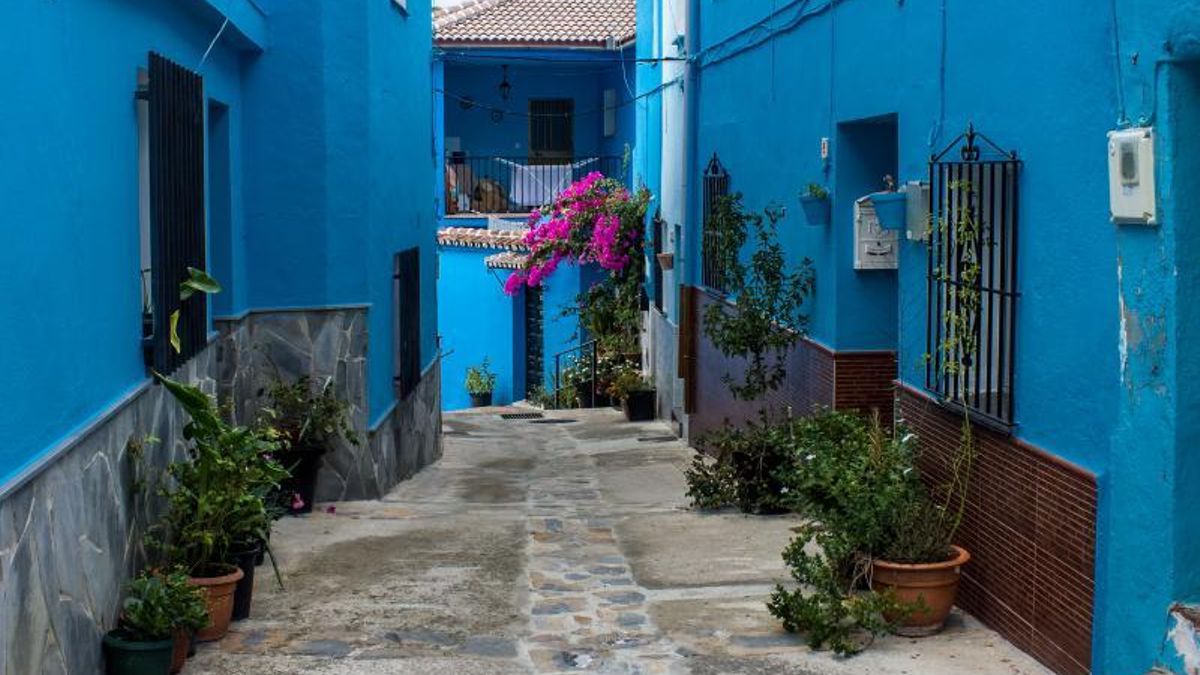 A una hora aproximadamente de la capital malagueña o a 30 minutos de Ronda, era un pueblo con sus casitas pintadas de blanco que ahora son azules