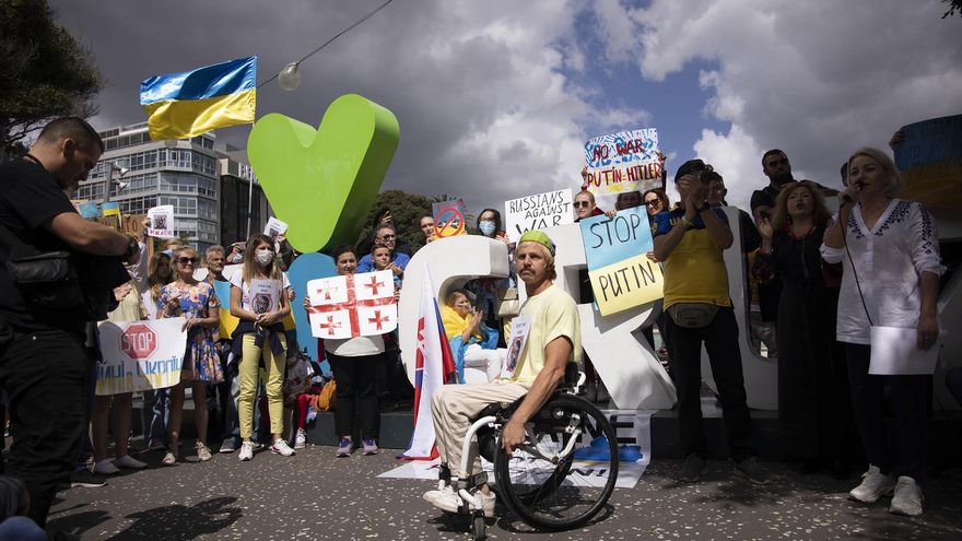 Concentración en contra de la invasión rusa a Ucrania, celebrada este domingo en la plaza de España en Santa Cruz de Tenerife. EFE/ Miguel Barreto