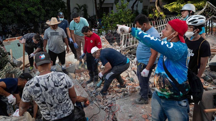 Rescatistas trabajan en una zona afectada por un terremoto, este jueves en Caracas (Venezuela). El Gobierno de Venezuela elevó a 235 los muertos y a 4.300 los heridos por los terremotos de magnitud 7,2 y 7,5 de la víspera, cuya devastación golpeó especialmente al estado La Guaira. EFE/ Ronald Peña R