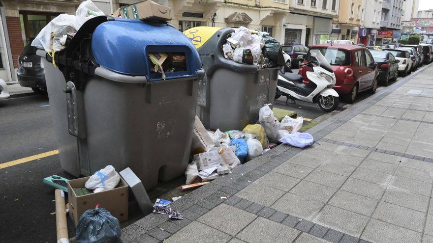 Varios contenedores con basura en Santander.