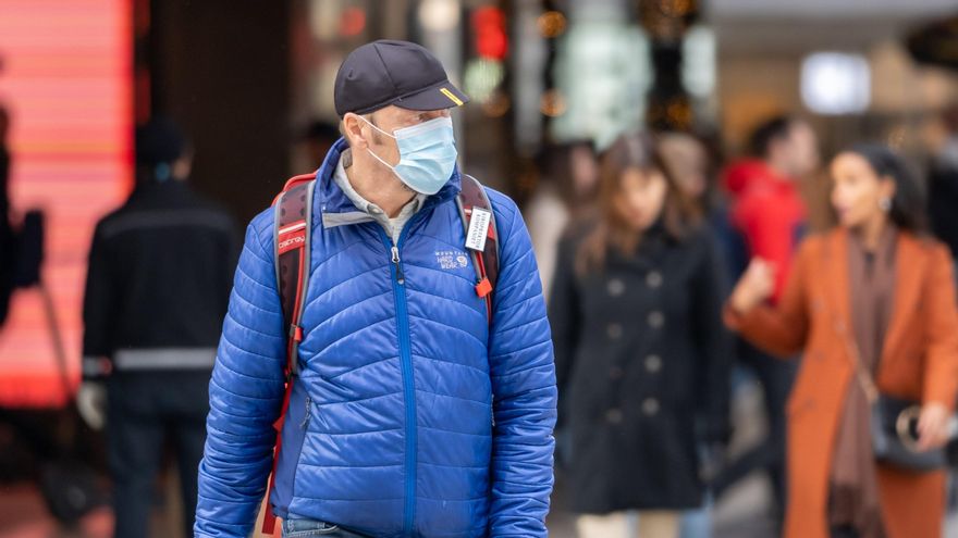 Un hombre con mascarilla en el centro de Estocolmo / WEI XUECHAO / XINHUA NEWS / CONTACTOPHOTO