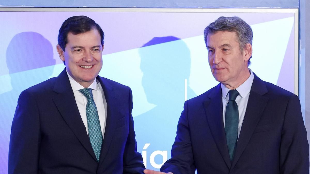 El presidente de la Junta de Castilla y León y candidato del PP para la reelección, Alfonso Fernández Mañueco, y el presidente del PP, Alberto Núñez Feijóo.