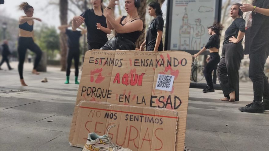 Alumnado de Arte Dramático de Sevilla ensaya en las calles tras la vuelta a la escuela de un profesor acusado de abusos