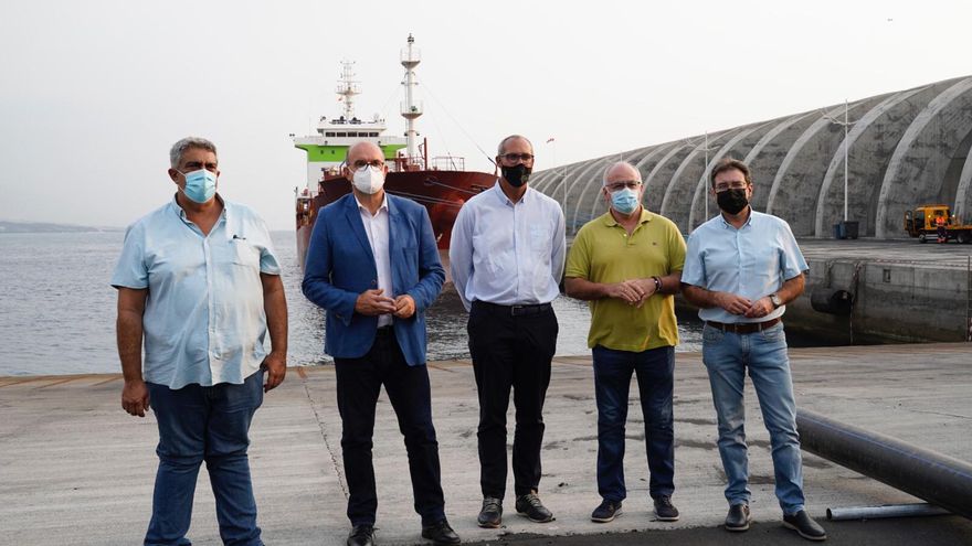 Una momento de la visita de las autoridades al Puerto de Tazacorte donde se encuentra atracado el buque cisterna 'Tomasso S'