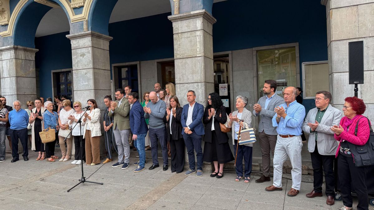 Numerosas personas mostraron su consternación por el asesinato de Dolores, en el tercer crimen machista registrado en Asturias este 2025.