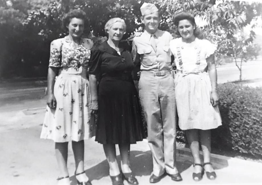 Felisa Caballero, primera por la derecha, en una fotografía con su hermana Bernice, su madre Cristina y su hermano Víctor durante la Segunda Guerra Mundial. Bernice estaba casada con Frank Apesteguía, que falleció en los frentes europeos (cortesía de Anita Maisterrena)