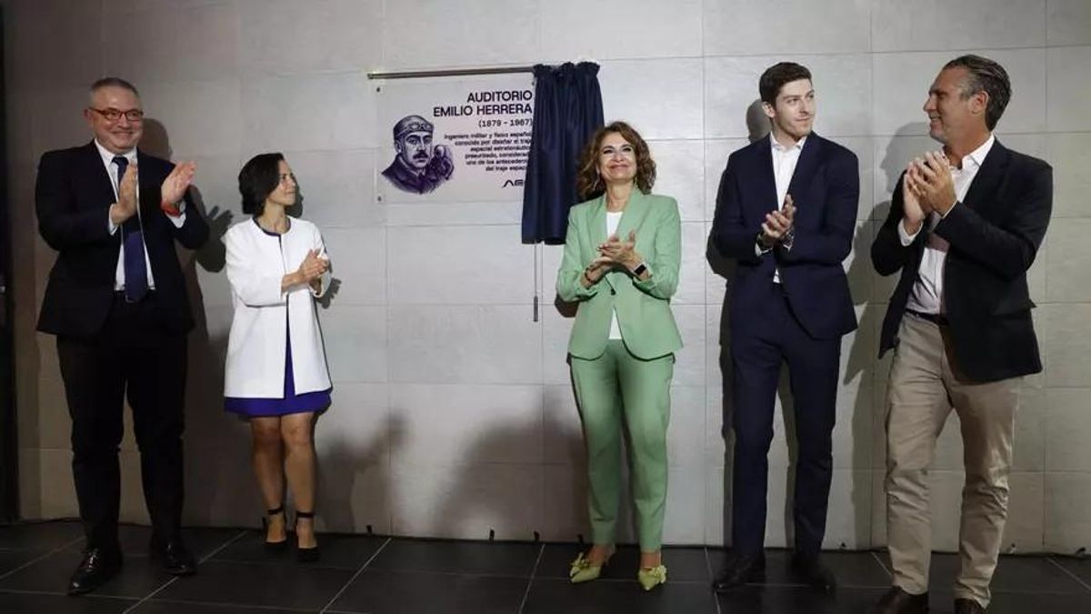 Autoridades y familiares, al descubrir la placa en homenaje a Emilio Herrera.