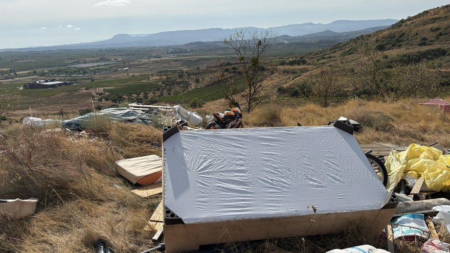 Denuncian un vertedero ilegal en un entorno natural en Navarrete