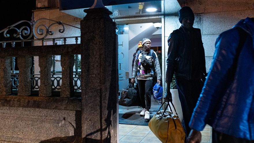 Archivo - Migrantes procedentes de Canarias dejan el hotel Baixamar para partir al campamento de Accem, a 19 de diciembre de 2023, en Sanxenxo, Pontevedra. Foto de archivo.