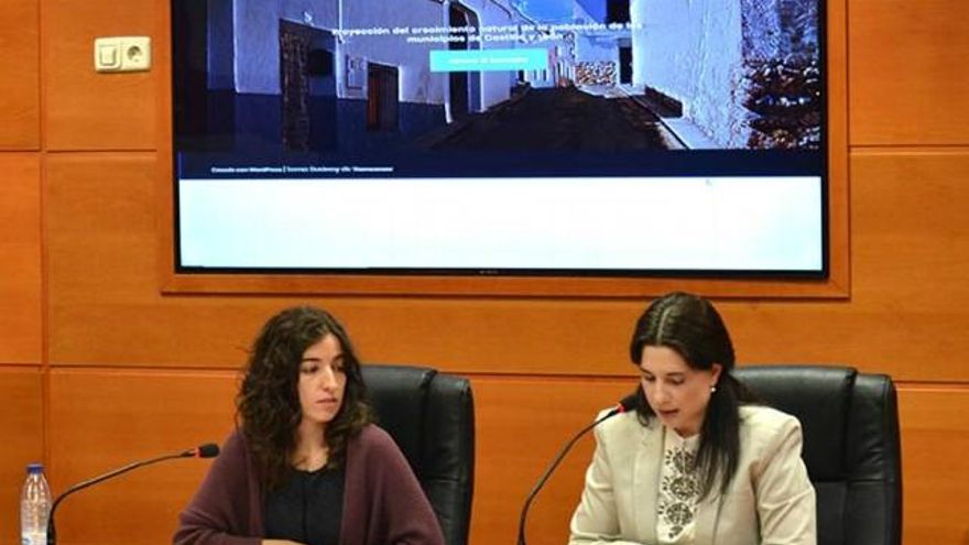 Beatriz Sánchez (izquierda) en la presentación del informe en la Universidad Catolica de Ávila. / Ucavila.es