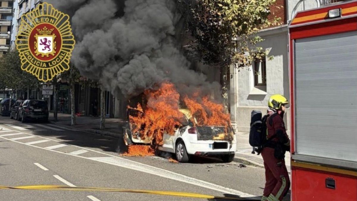 Espectacular incendio de un coche en la Facultad de Veterinaria de León