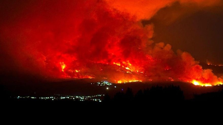 El incendio de Castropodame mantiene evacuados los pueblos de Turienzo y San Pedro Castañero y moviliza numerosos medios de extinción