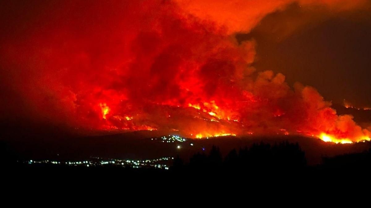 La gravedad del incendio de Castropodame obliga a evacuar vecinos y la Junta pide la presencia de la UME