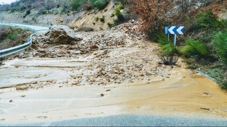El argayo ha cortado la carretera que une La Vid de Gordón con Villar del Puerto.